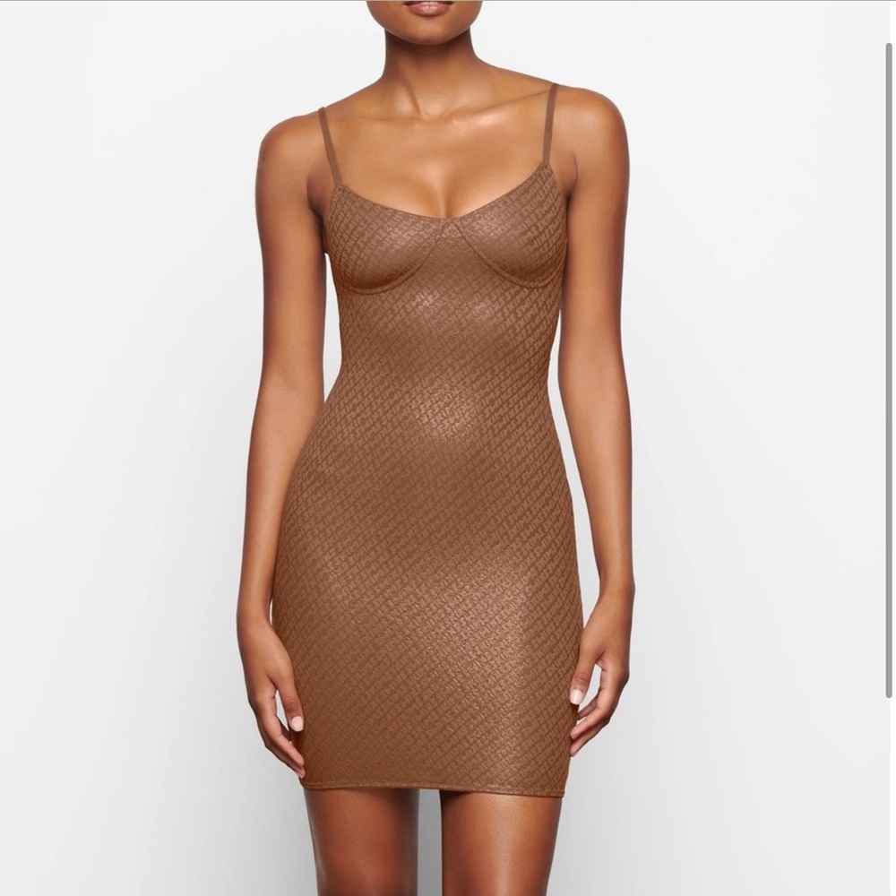SKIMS LOGO MESH FOIL CAMI DRESS- Caramel XL